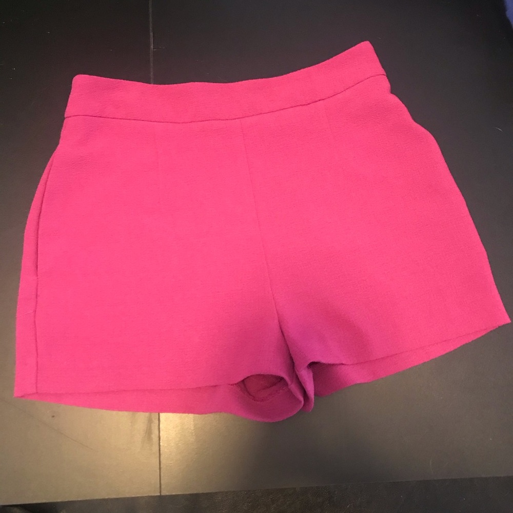 Pink shorts with pockets and side zipper. Size S
